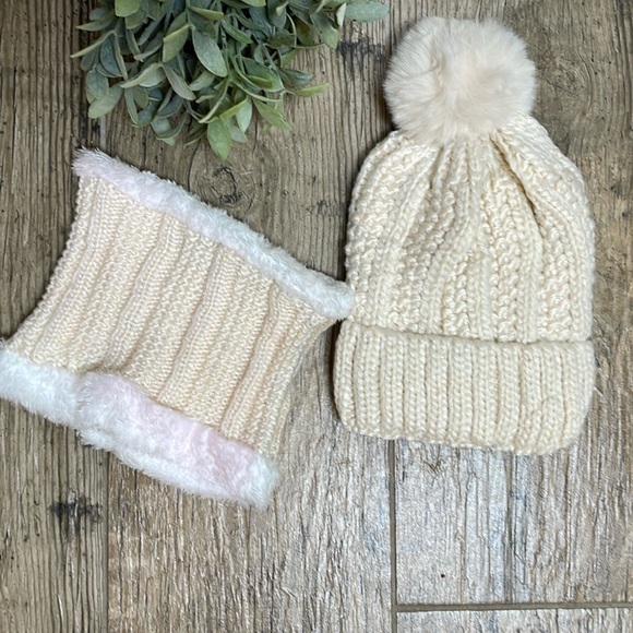 Pom Pom Hat & Neck Warmer Lined and Super Cozy women’s - Picture 1 of 2